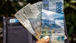 Illustrasi biaya hidup pensiun meningkat dengan grafis tabungan dan inflasi.
