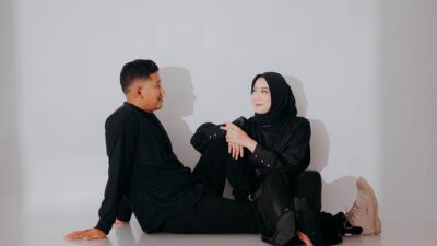 Ilustrasi seseorang merasa stres dan lelah menghadapi pasangan posesif.
