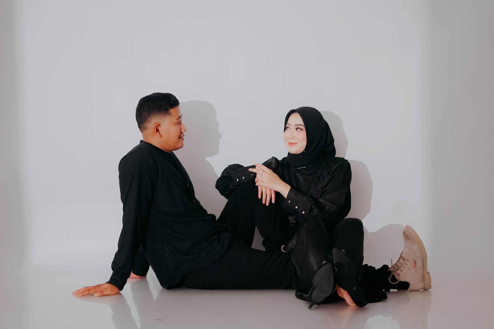 Ilustrasi seseorang merasa stres dan lelah menghadapi pasangan posesif.