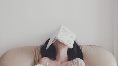 Ilustrasi yang membahas rahasia dan karakteristik kepribadian introvert yang tenang dan mendalam.