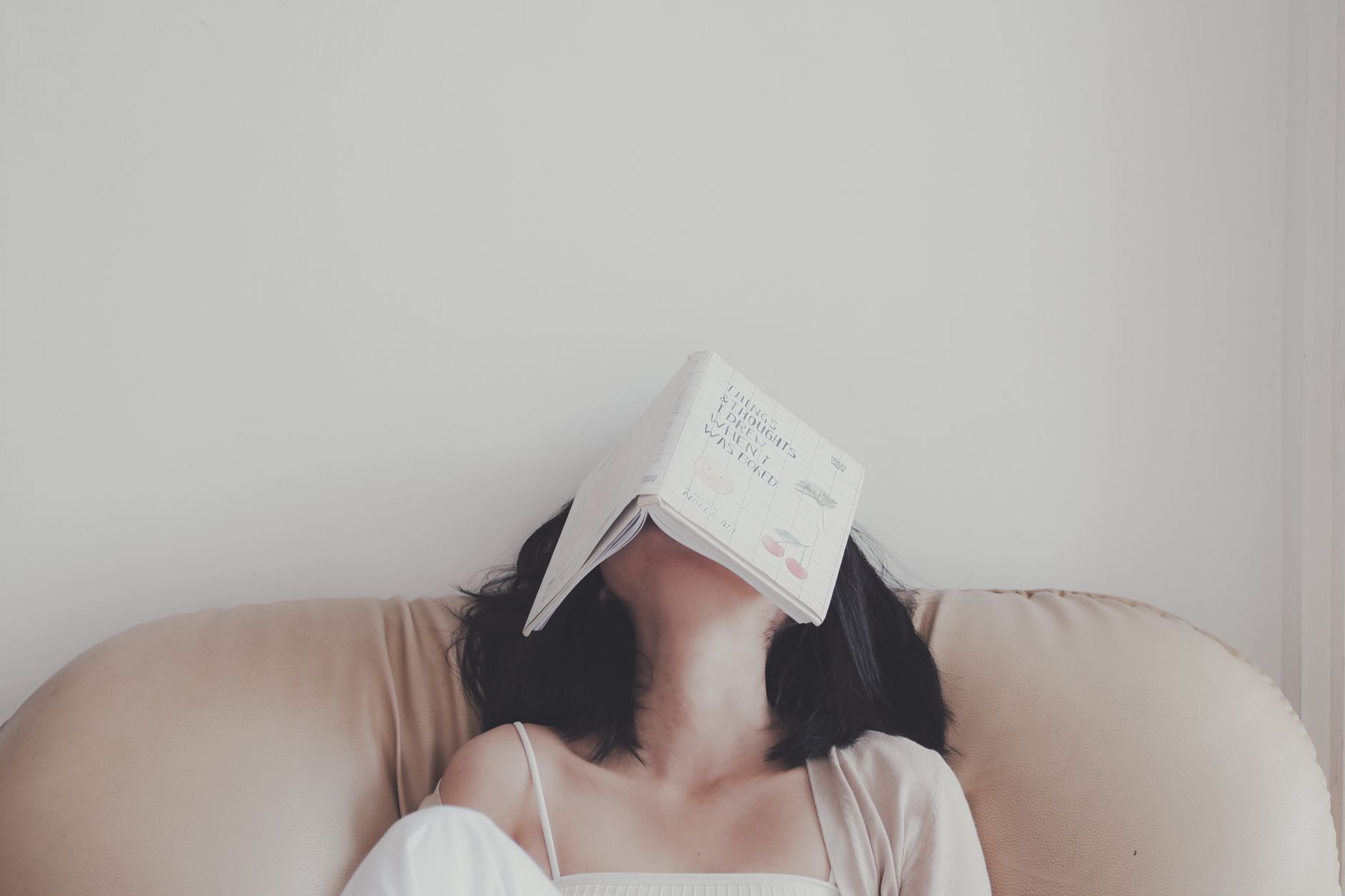 Ilustrasi yang membahas rahasia dan karakteristik kepribadian introvert yang tenang dan mendalam.