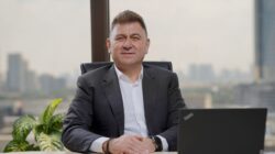 Ilustrasi perbandingan peran komisaris dan CEO dalam perusahaan.
