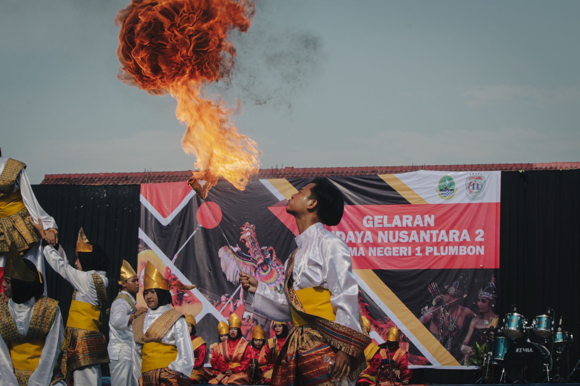 Illustrasi akulturasi budaya lokal menyatukan masyarakat modern yang rukun dan harmonis.