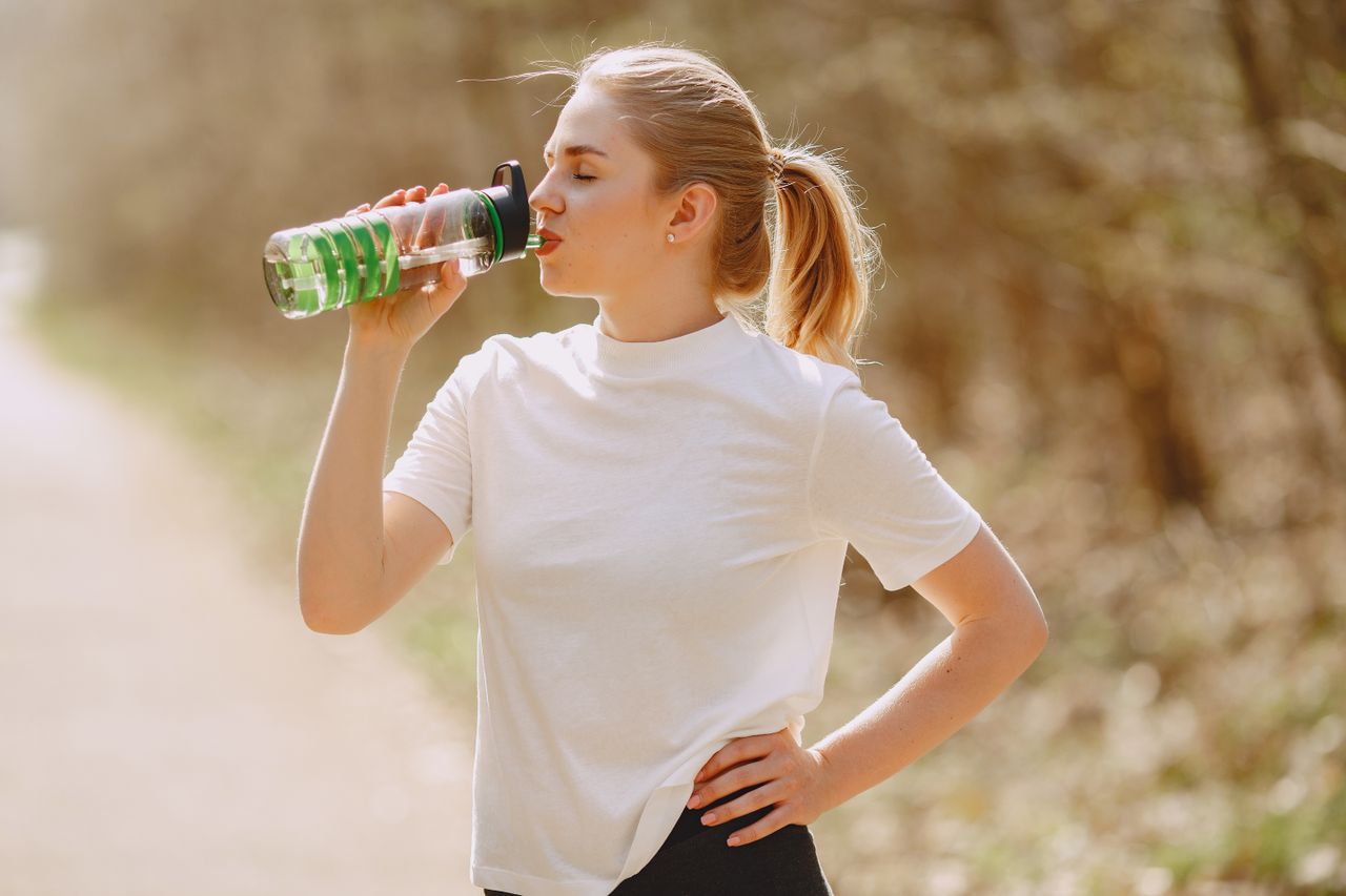 Cukup minum air putih tensi tetap aman, jangan sampai dehidrasi bikin tekanan darahmu naik turun! 💧✨