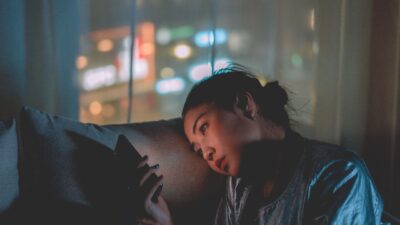 Yuk, kenali dampak buruk fomo, yolo, dan fopo supaya dompet serta mentalmu tetap aman!