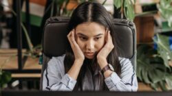 Kenali tanda mental kuat yang bikin kamu makin betah dan tenang menghadapi tekanan kerja seberat apapun! 💪