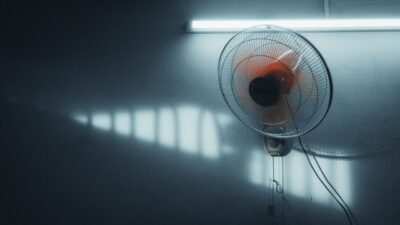 Jangan sampai kebiasaan tidur pakai kipas bikin kamu overthinking, yuk simak cara aman mengatasinya!
