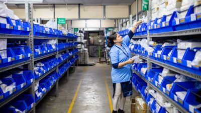 Infografik yang menjelaskan perbedaan inventory dan stock dalam bisnis secara jelas.