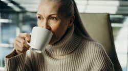 Illustrasi efek kopi pada penuaan kulit wajah yang keriput dengan trik melawannya agar tetap awet muda.