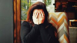 Sering Gak Sadar? Hal Sepele Ini Justru Ungkap Rasa Insecure yang Kamu Simpan Rapat