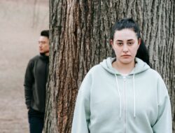 Pasangan Suka Silent Treatment? Hadapi Pakai Cara Ini!