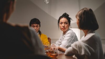 Yuk, kenali ciri-ciri orang yang punya daya tarik alami tanpa harus sok asik!