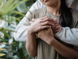 Ini Ciri Pria Takut Kehilangan, Asli Bucin Banget Sama Pasangannya