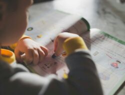 Anak Kamu Sering Begini? Wajib Tahu Ciri Anak Berbakat Sebelum Terlambat!