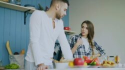 5 Tanda Pasangan Punya Sifat Cemburu Manipulatif yang Sering Bikin Makan Hati!