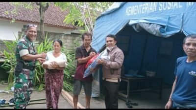Kunjungi Warga Binaannya Yang Terkena Musibah Kebakaran Rumah, Danpos Bersama Camat Lingsar Berikan Bantuan