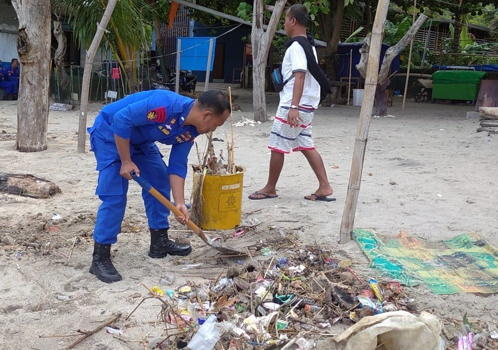 Kepolisian, Masyarakat dan Komunitas BBC Kompak Jaga Kebersihan Pantai Senggigi
