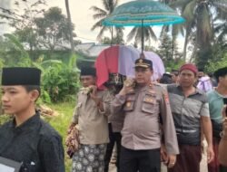 Waka Polres Bima Kota Hadiri Prosesi Pemakaman Almarhum Aipda Lalu Erlan Jayadi  di Praya Loteng