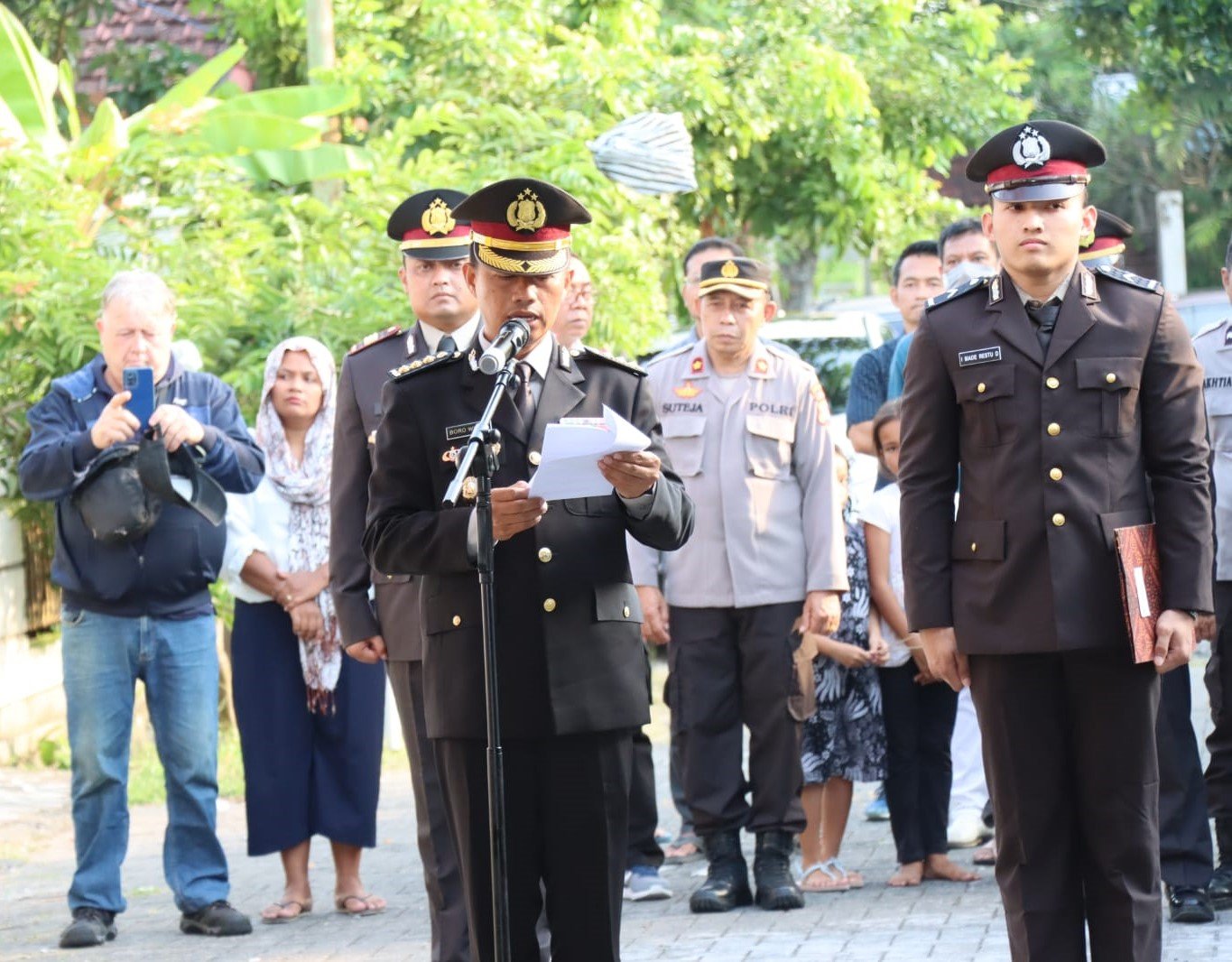 Polres Lombok Barat Gelar Upacara Pelepasan Almarhum Purn. Kombes Pol Drs. Dewa Maningka Jaya