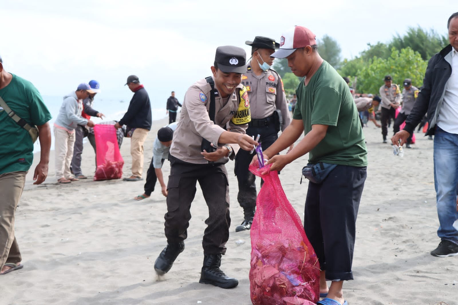 Pembersihan Sampah di Pantai Kupu-Kupu Dusun Cemare, Lombok Barat