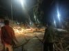 Polsek Lembar Evakuasi Pohon Tumbang, Kembali Normalkan Arus Lalu Lintas