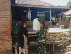 PDAM Giri Menang Salurkan Air Bersih di Dusun Pelepok, Babinsa Labuan Tereng Bantu Antar Dengan Jerigen