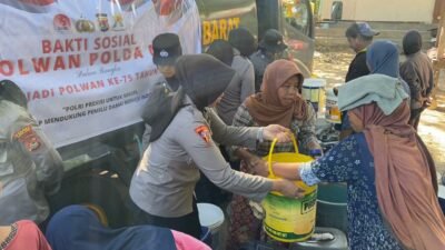 Polres Lombok Barat Peduli Masyarakat, Penyaluran Air Bersih dan Sembako untuk Lansia