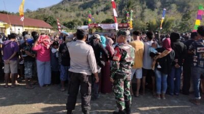 Masyarakat Antusias Saksikan Seni Budaya Presean di Desa Pelangan, Polisi Lakukan Pengamanan