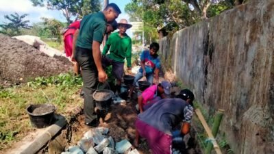 Babinsa Langko dan Warga Gotong Royong Perbaiki Saluran Irigasi Bentuk Sinergi TNI dan Masyarakat untuk Pembangunan Wilayah