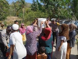 Ditlantas Polda NTB Beri Bantuan Sembako dan Air Bersih kepada Warga Giri Tembesi yang Kesulitan Air Bersih