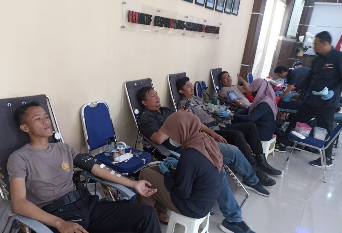 Polri Peduli Kemanusiaan, Polres Lombok Barat dan PMI Gelar Donor Darah