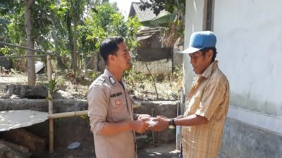 Polsek Labuapi Peduli Kaum Dhuafa, Berikan Nasi Kotak untuk Lansia di Dusun Datar