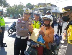 Polisi Peduli, Satgas Ops Zebra Rinjani 2023 Polres Lombok Barat Gelar Bansos di Simpang 4 Rumak