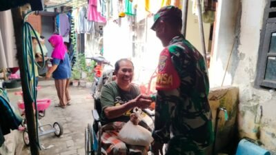 Kepedulian TNI: Babinsa Kelurahan Pagesangan Barat Bantu Warga dengan Bantuan Beras