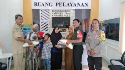 Sinergi Positif TNI dan Pemerintah Daerah: Pembagian Sembako di Karang Pule Meringankan Beban Warga