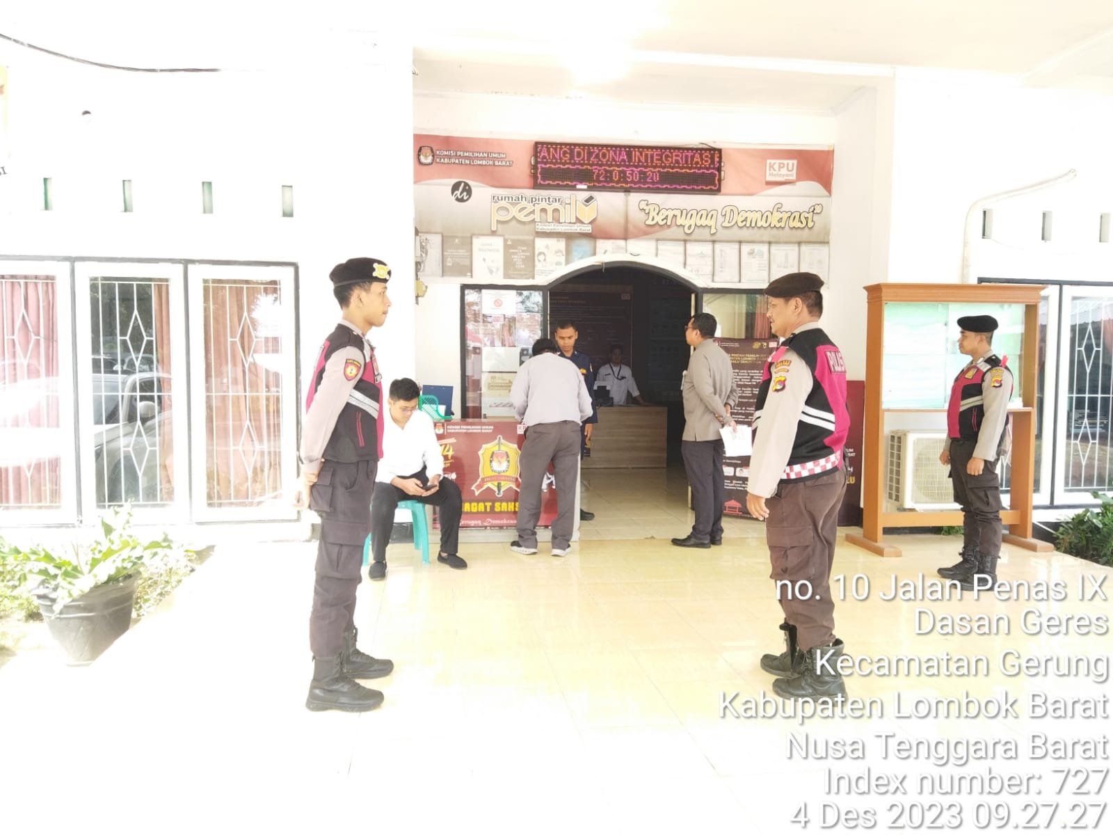 Pengamanan di Kantor KPU Lombok Barat dalam Rangka Operasi Mantap Brata 2023-2024