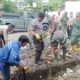 Sinergitas TNI-Polri dan Masyarakat Bersihkan Saluran Irigasi di Lombok Barat
