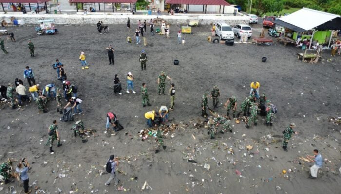 Komitmen Pelestarian Alam: Kodim 1606 Mataram dan LCR Lombok Aksi Nyata Bersihkan Sampah Plastik di Pantai Taman Wisata Loang Baloq