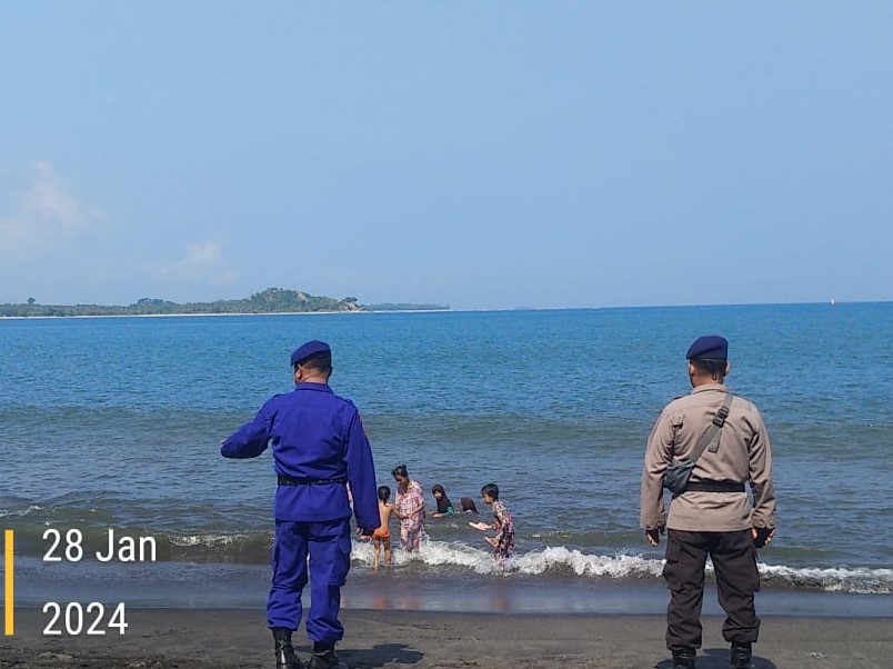 Operasi Mantap Brata Rinjani, Subsatgas Polair Polres Lombok Barat Patroli dan Sosialisasi di Pantai