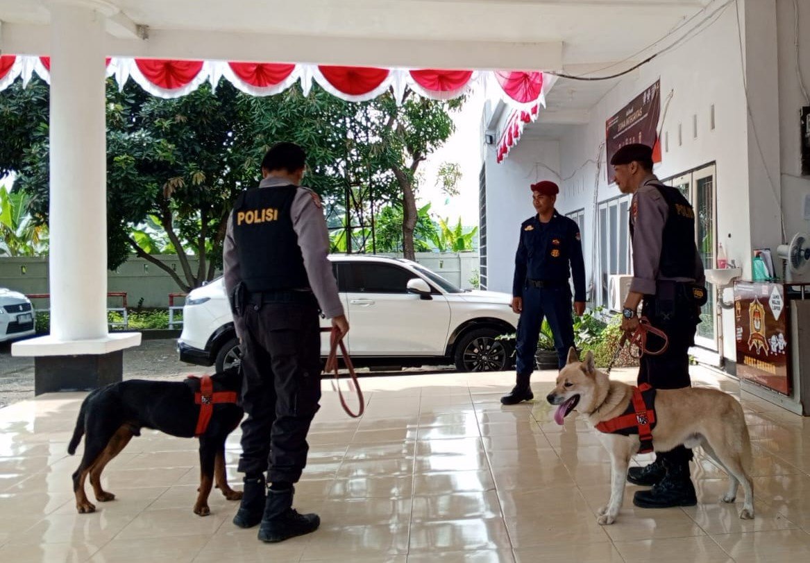 Polisi Patroli dan Sterilisasi Kantor KPU Lombok Barat Jelang Pemilu 2024, Cegah Ancaman Keamanan