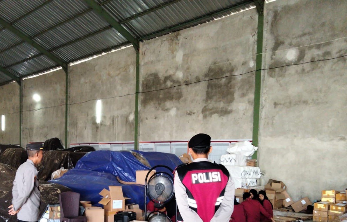 Polres Lombok Barat Amankan Gudang Logistik KPU Lombok Barat, Amankan Penyortiran Formulir Sampul C