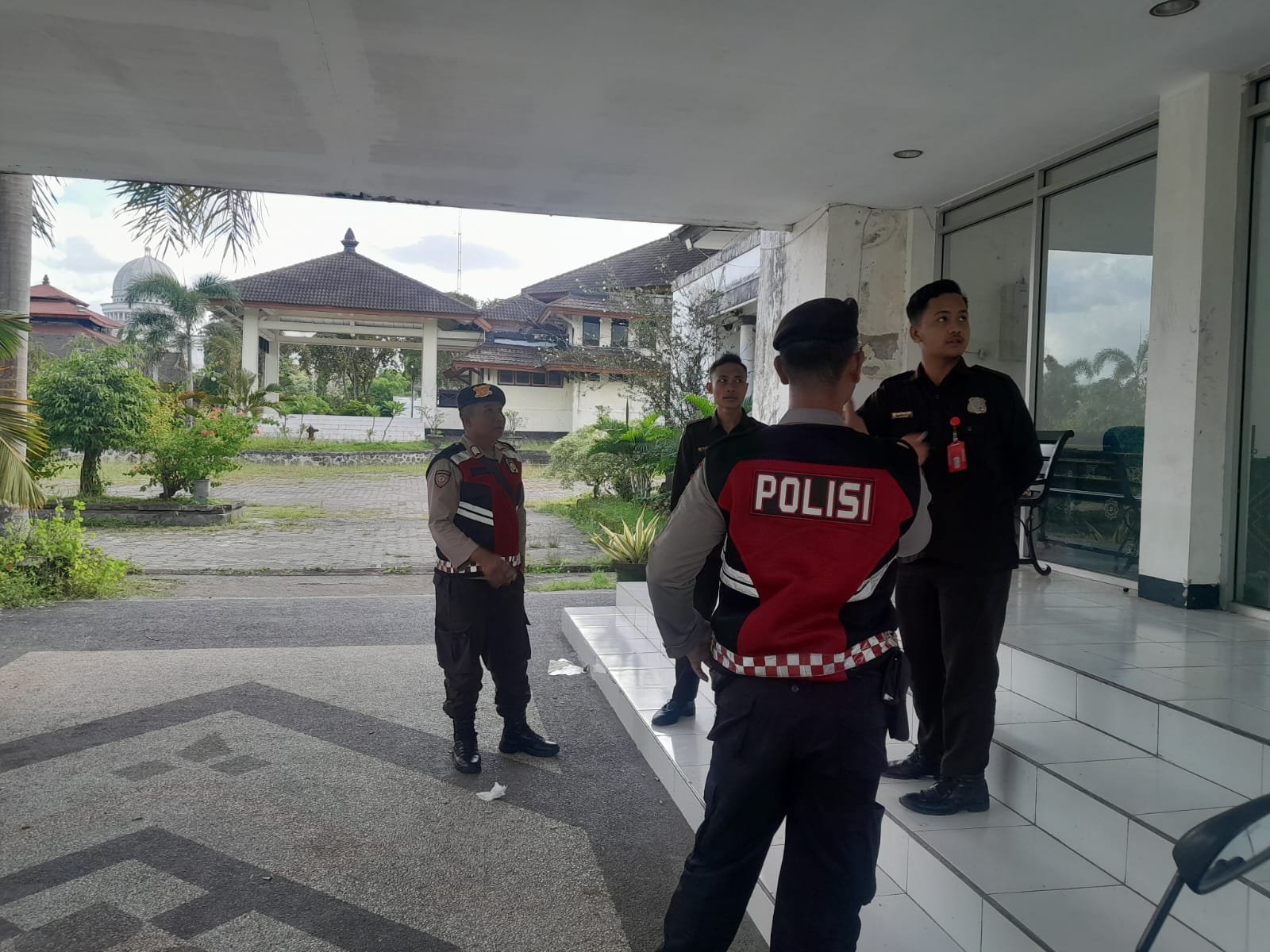 Polres Lombok Barat Patroli Kantor DPRD Jelang Pemilu 2024