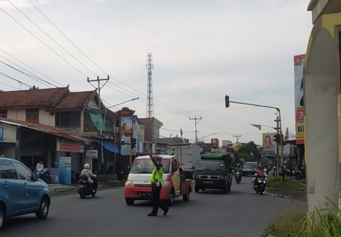 Satgas Kamseltibcarlantas Polres Lombok Barat Lakukan Patroli dan Gatur Sore