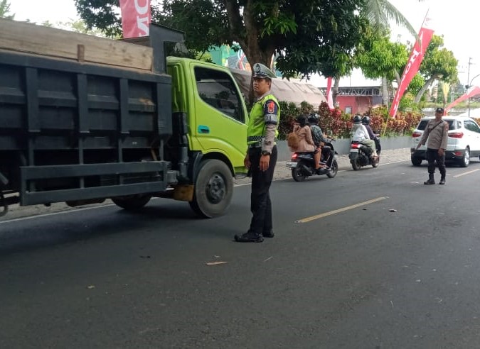 Tahun Baru 2024, Personil Pospam Batulayar Amankan Arus Lalu Lintas di Jalan Batulayar Lombok Barat