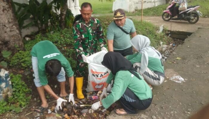 Koramil 1606-06/Sekotong Bersama Forkopimcam Sekotong Bersatu Padu Bersihkan Saluran Air untuk Lingkungan yang Lebih Baik