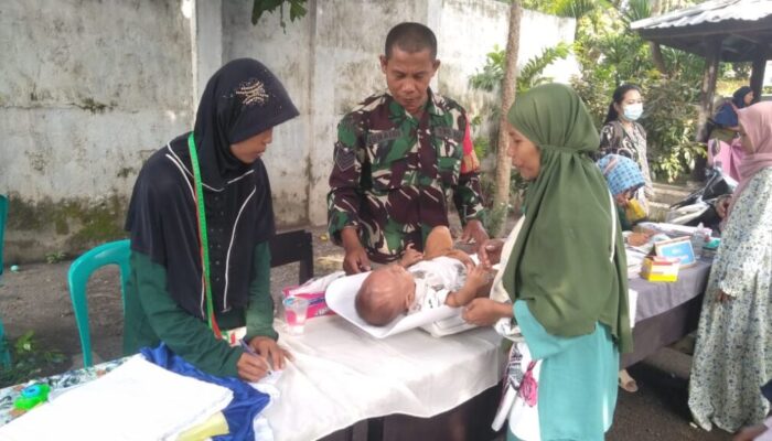 Babinsa Karang Baru dan Puskesmas Selaparang Galang Posyandu Keluarga Tingkatkan Kesehatan Warga