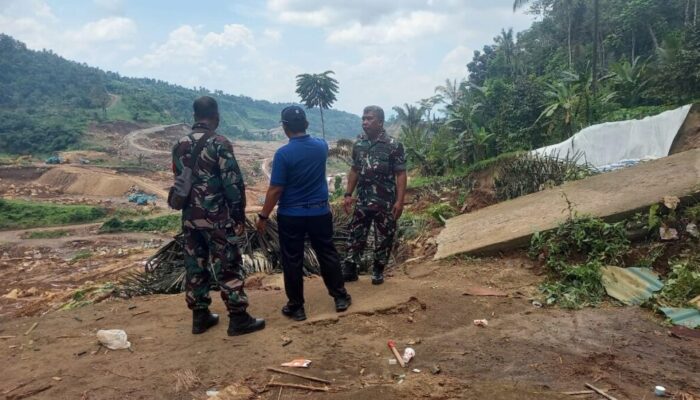 Danramil 1606-07/Gunungsari Tinjau Lokasi Longsor di Dusun Batu Kemaliq, Gunungsari, Lombok Barat: Langkah Cepat TNI dan PT. Hutama Karya untuk Bantu Warga Terdampak