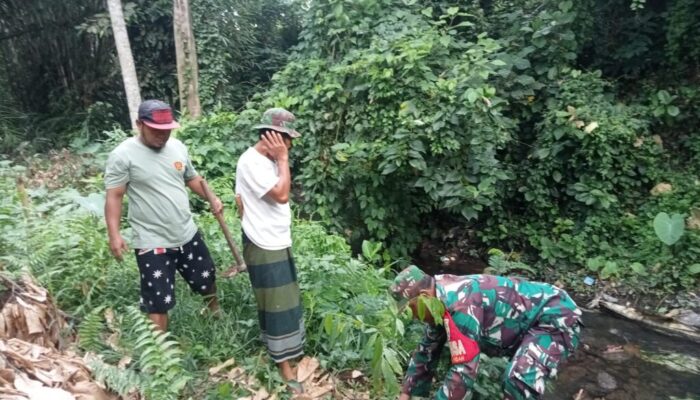 Babinsa dan Warga Gerimax Indah Bersinergi Tanam Pohon Cegah Bencana