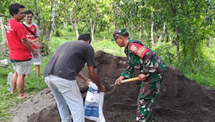 Mengatasi Kesulitan Air Bersih, Babinsa dan Warga Desa Selat Kerjasama Bangun Reservoir