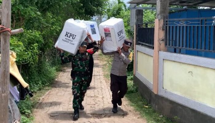 Kerjasama TNI-Polri Dalam Pengamanan Pendistribusian Kotak Suara Pemilu 2024 di Gili Gede Indah Kecamatan Sekotong